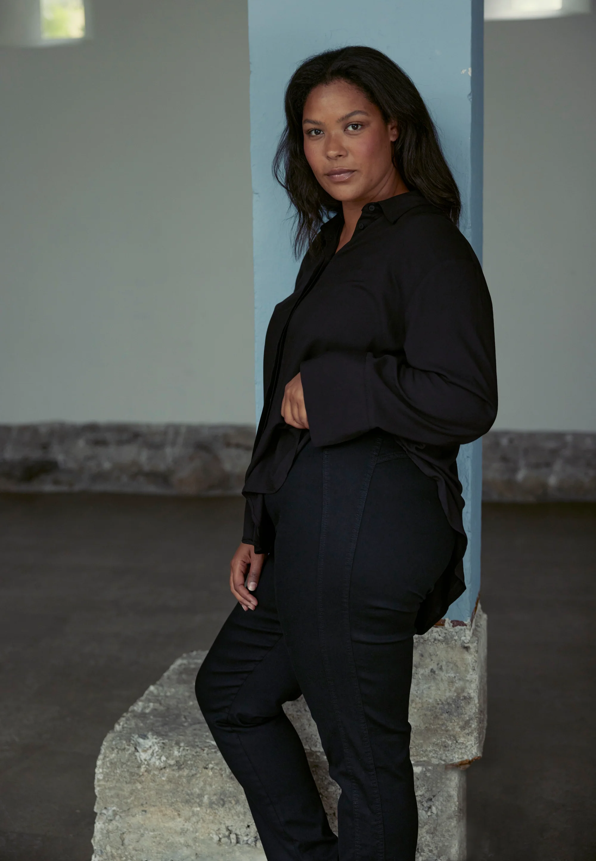 Serene Regular - Medium Length - Black - Image 7