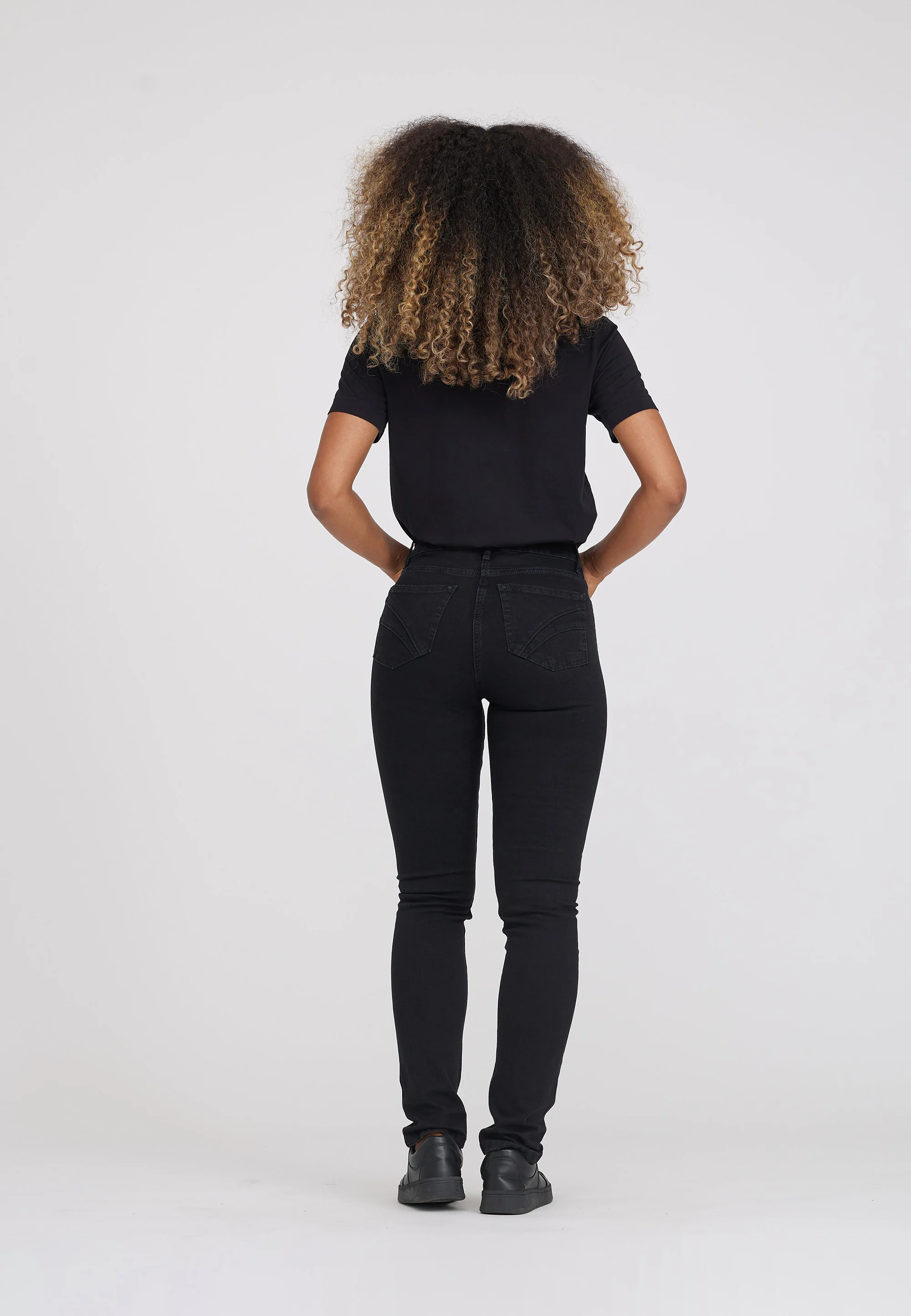 Laura Slim - Medium Length - Ecolabel - Washed Black Denim - Image 3