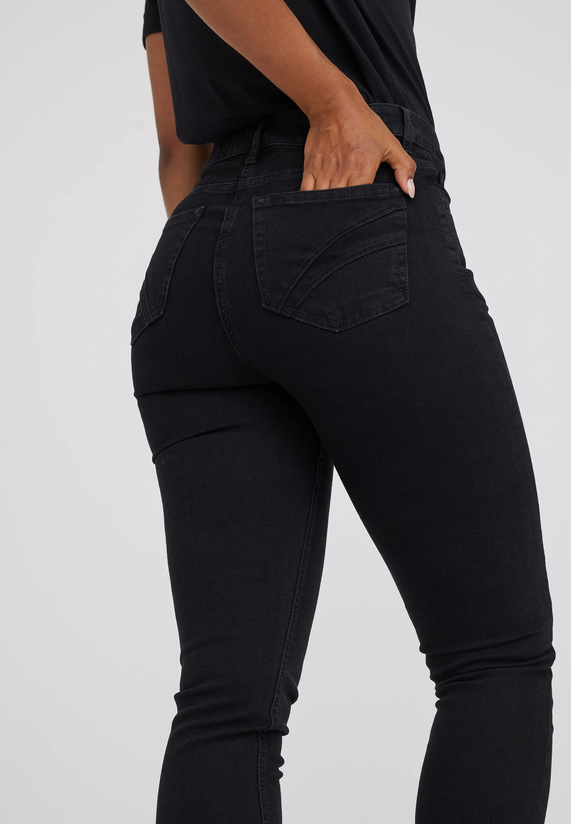 Laura Slim - Medium Length - Ecolabel - Washed Black Denim - Image 4