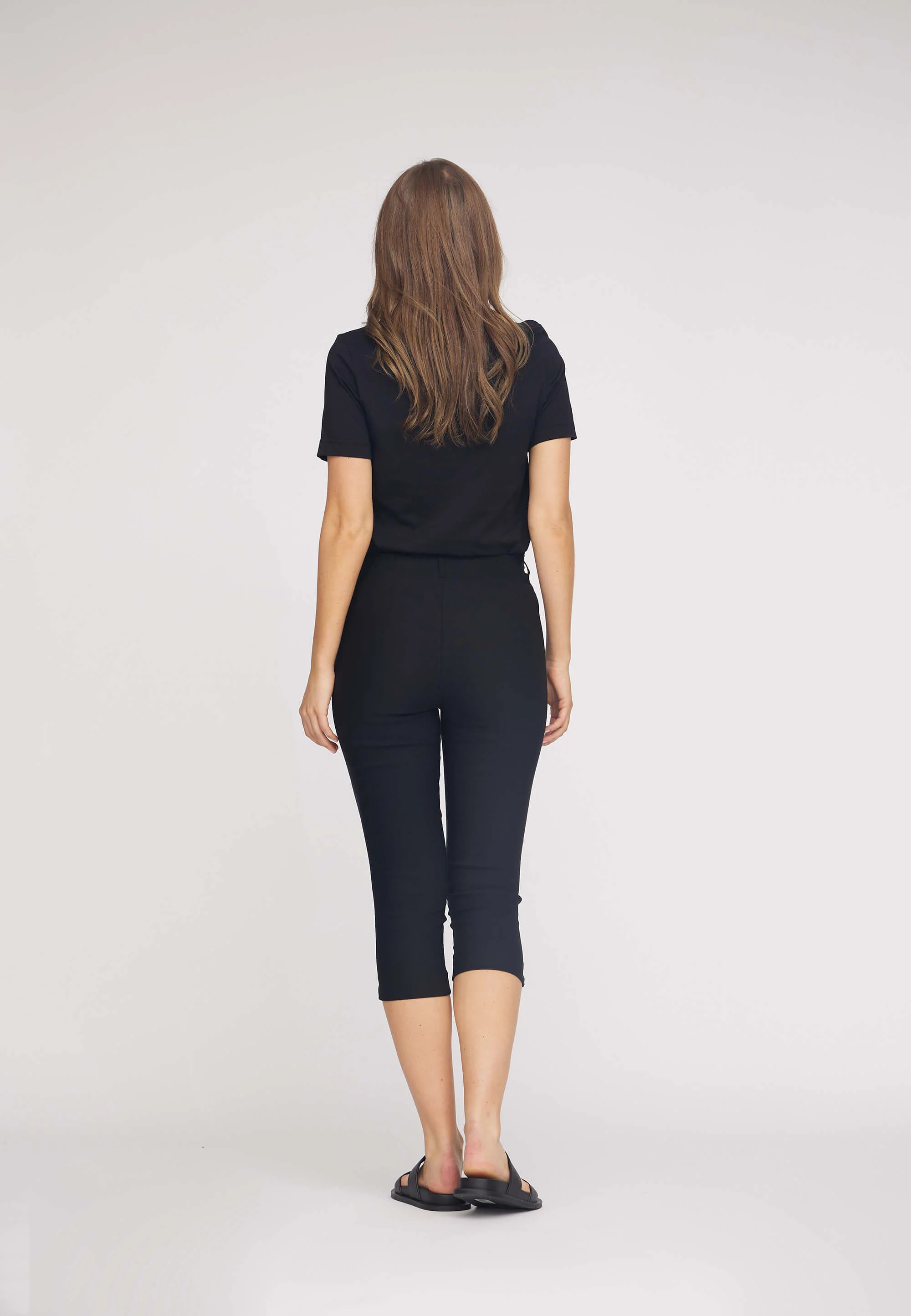 Elizabeth Slim Capri ML - Black - Image 3