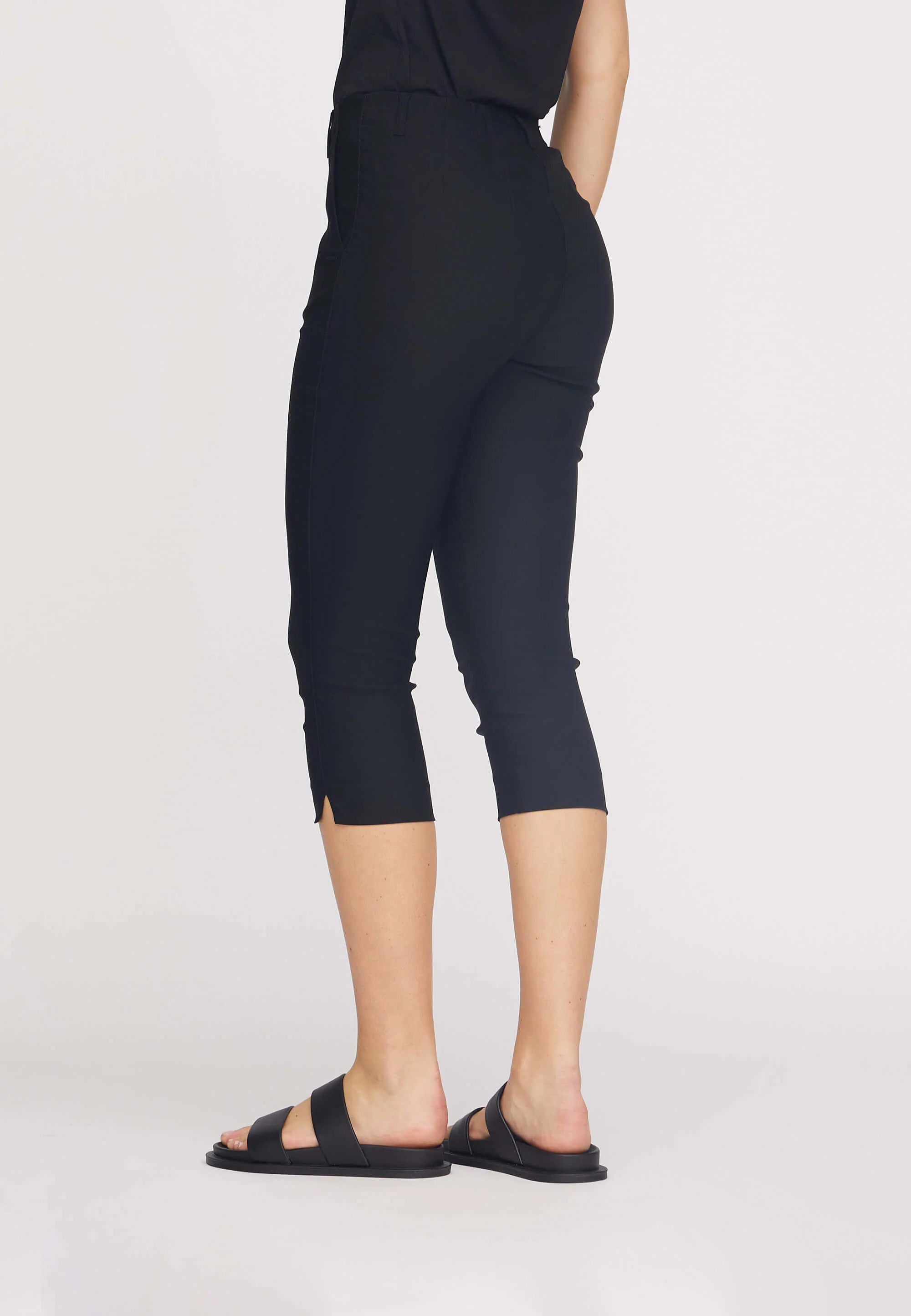 Elizabeth Slim Capri ML - Black - Image 4