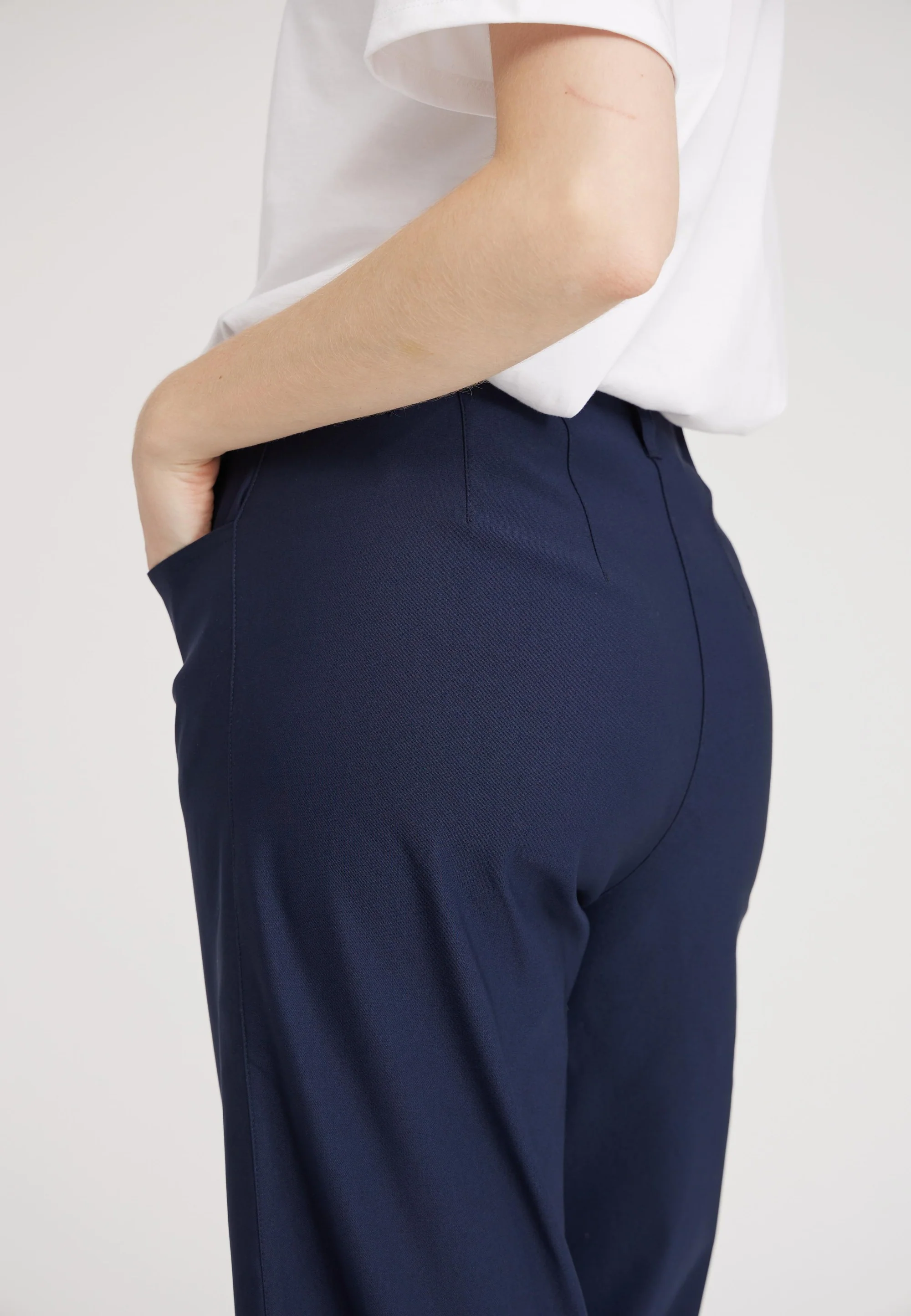 Donna Loose - Cropped - Navy - Image 4
