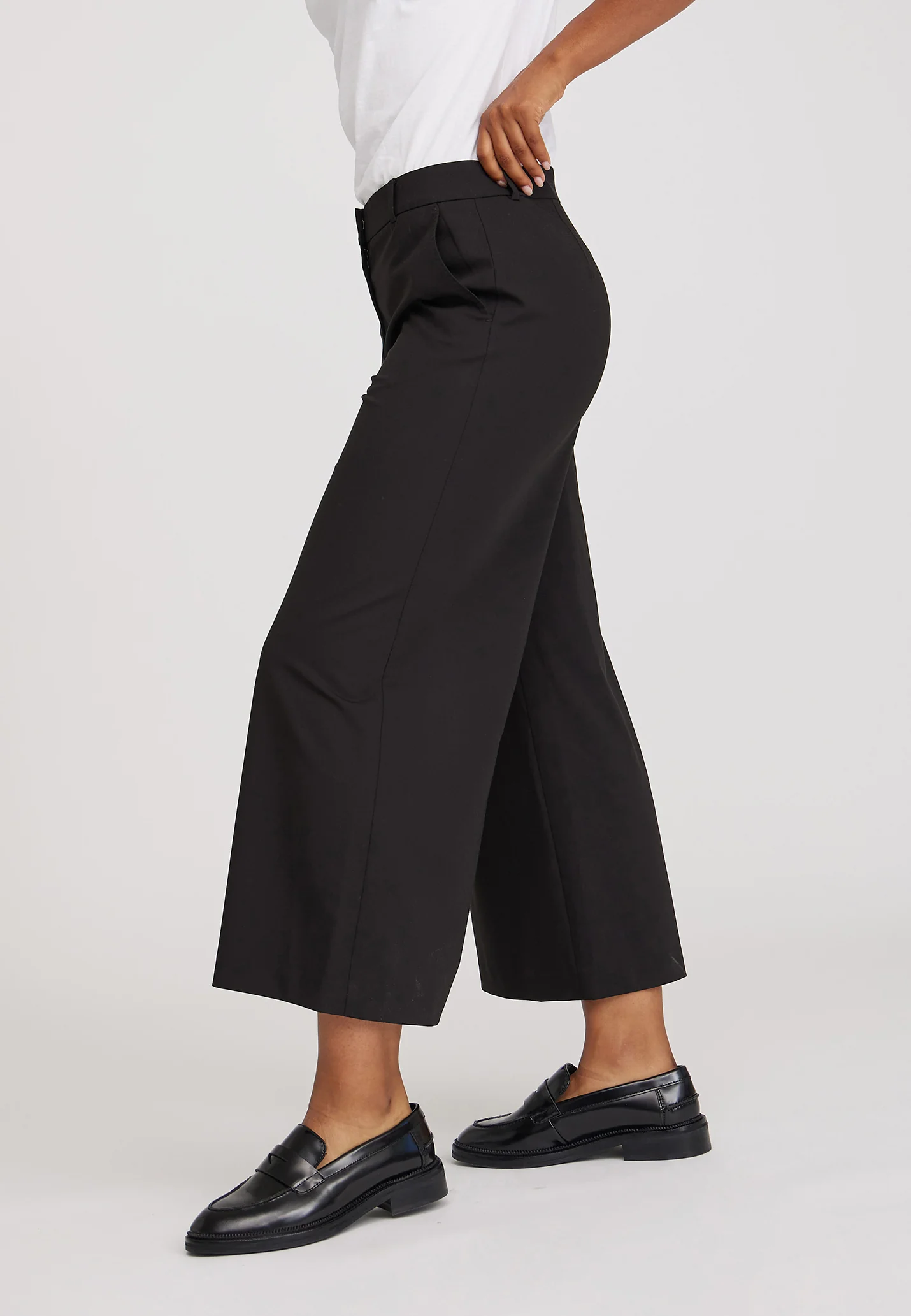 Lia Loose - Cropped - Black - Image 3