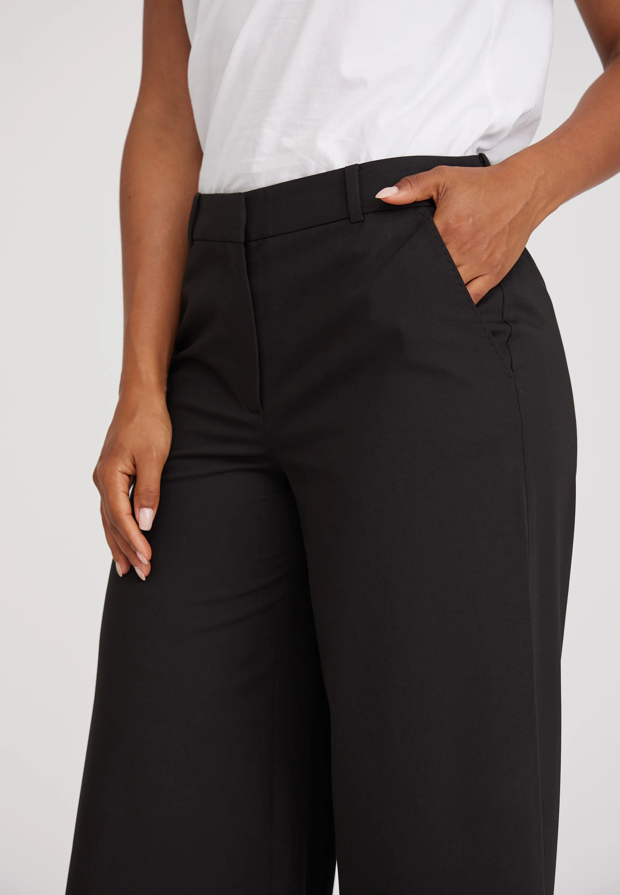 Lia Loose - Cropped - Black - Image 4