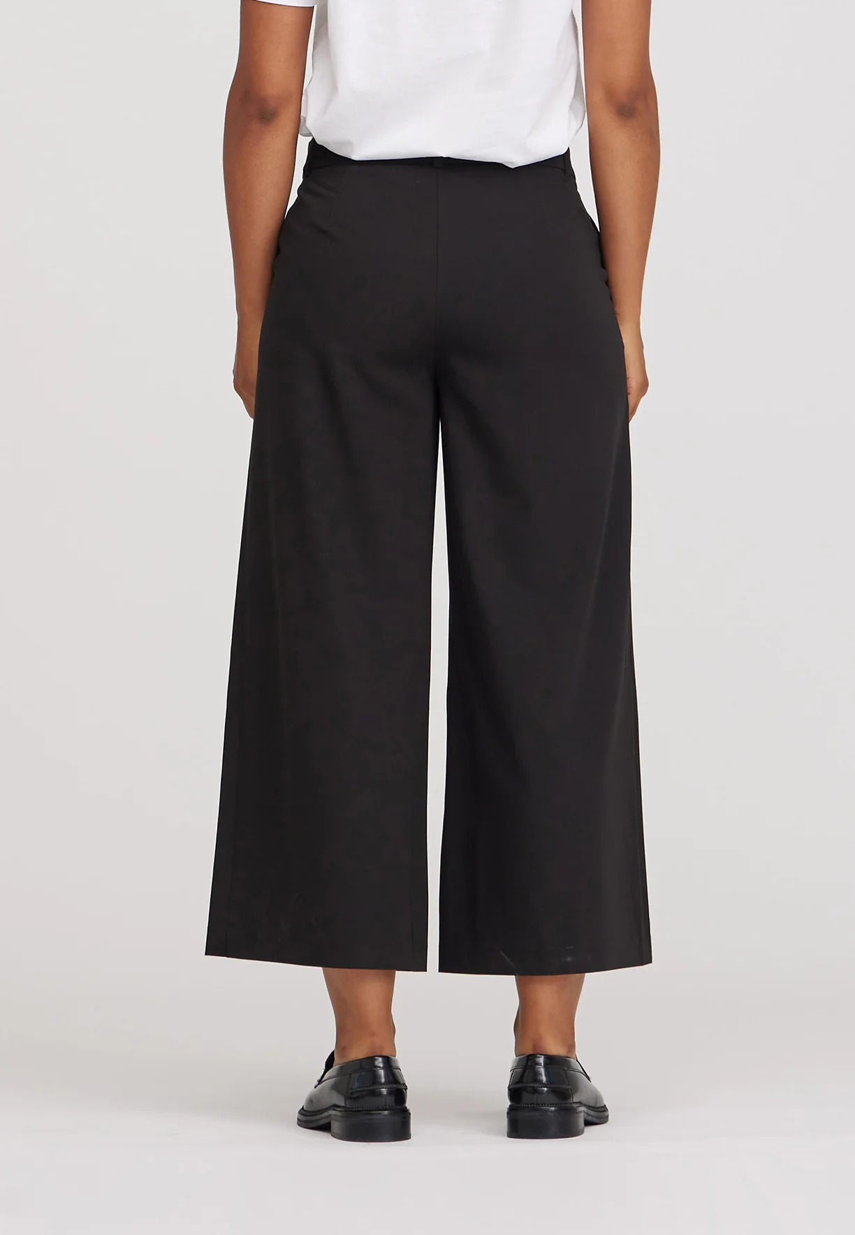 Lia Loose - Cropped - Black - Image 5