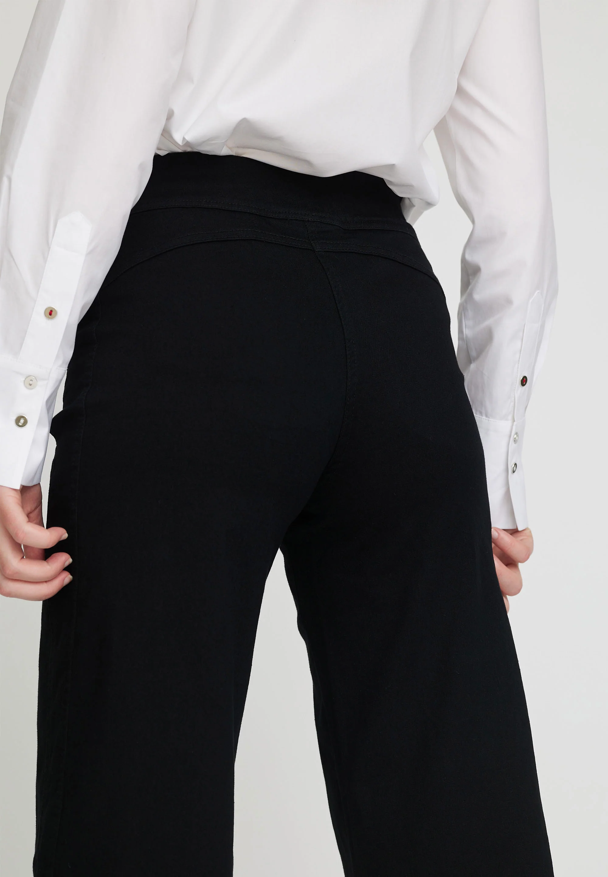 Serene Loose - Extra Short Length - Black - Image 5