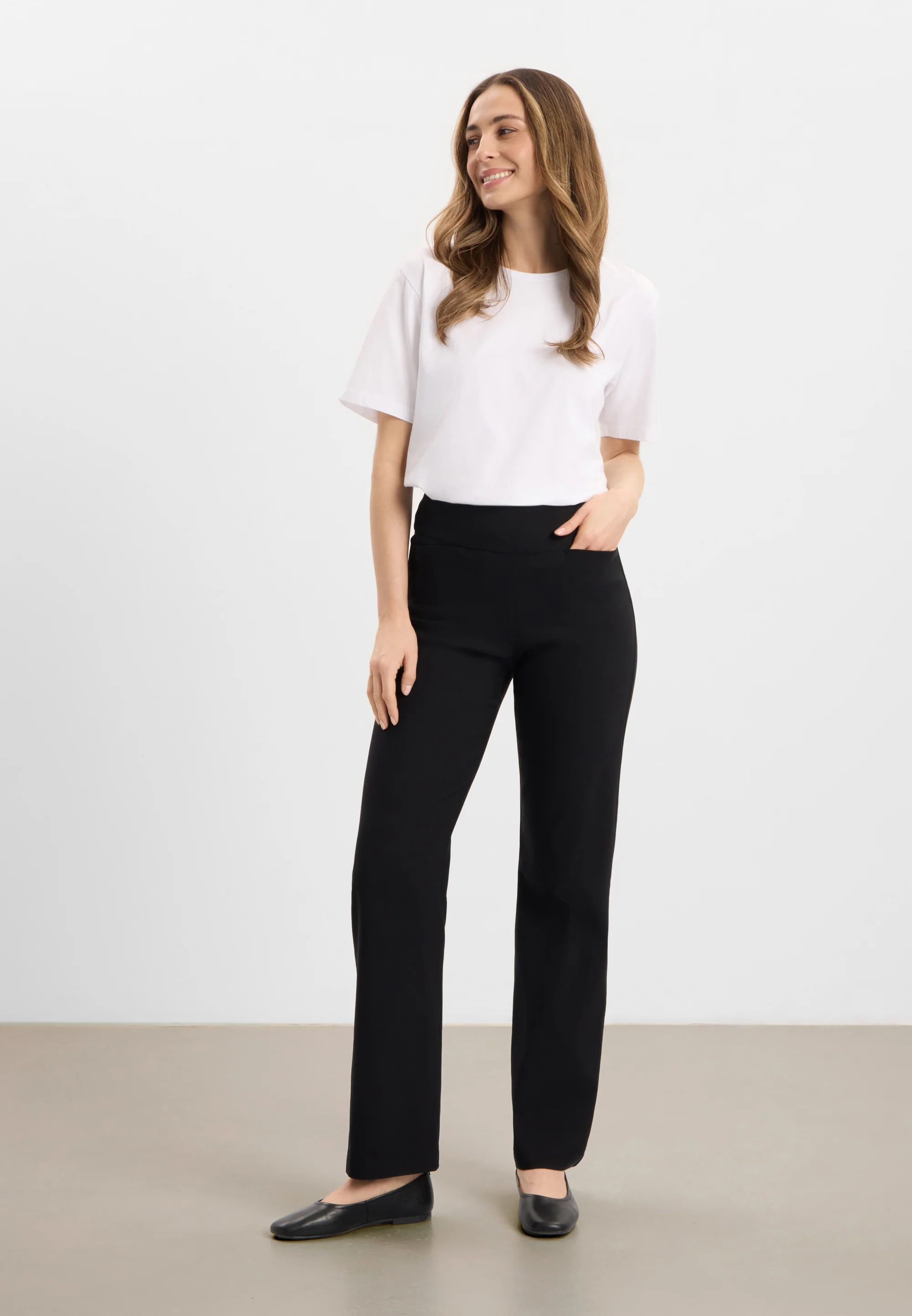 Thea Straight - Medium Length - Black