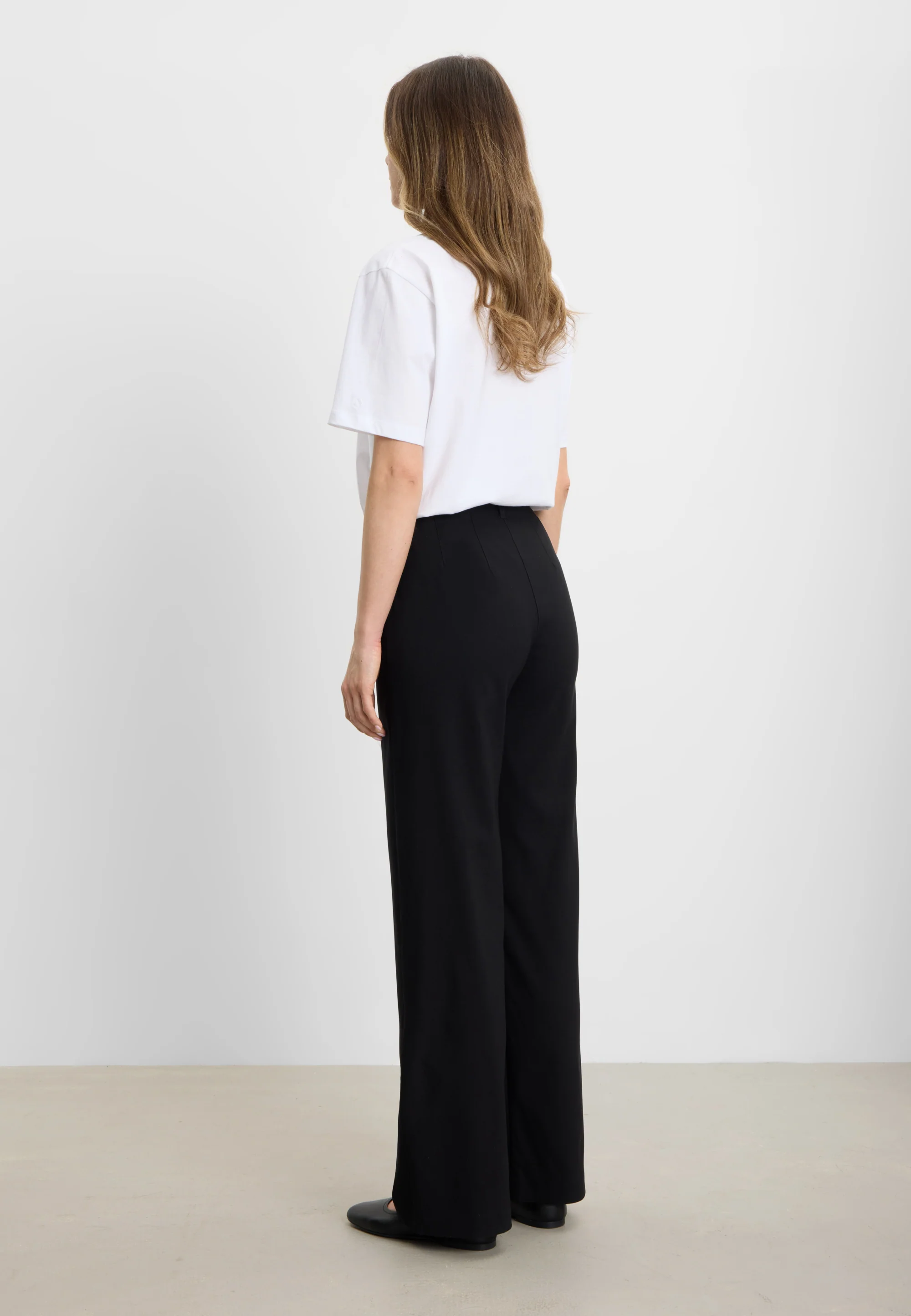 Donna Loose - Medium Length - Black - Image 3