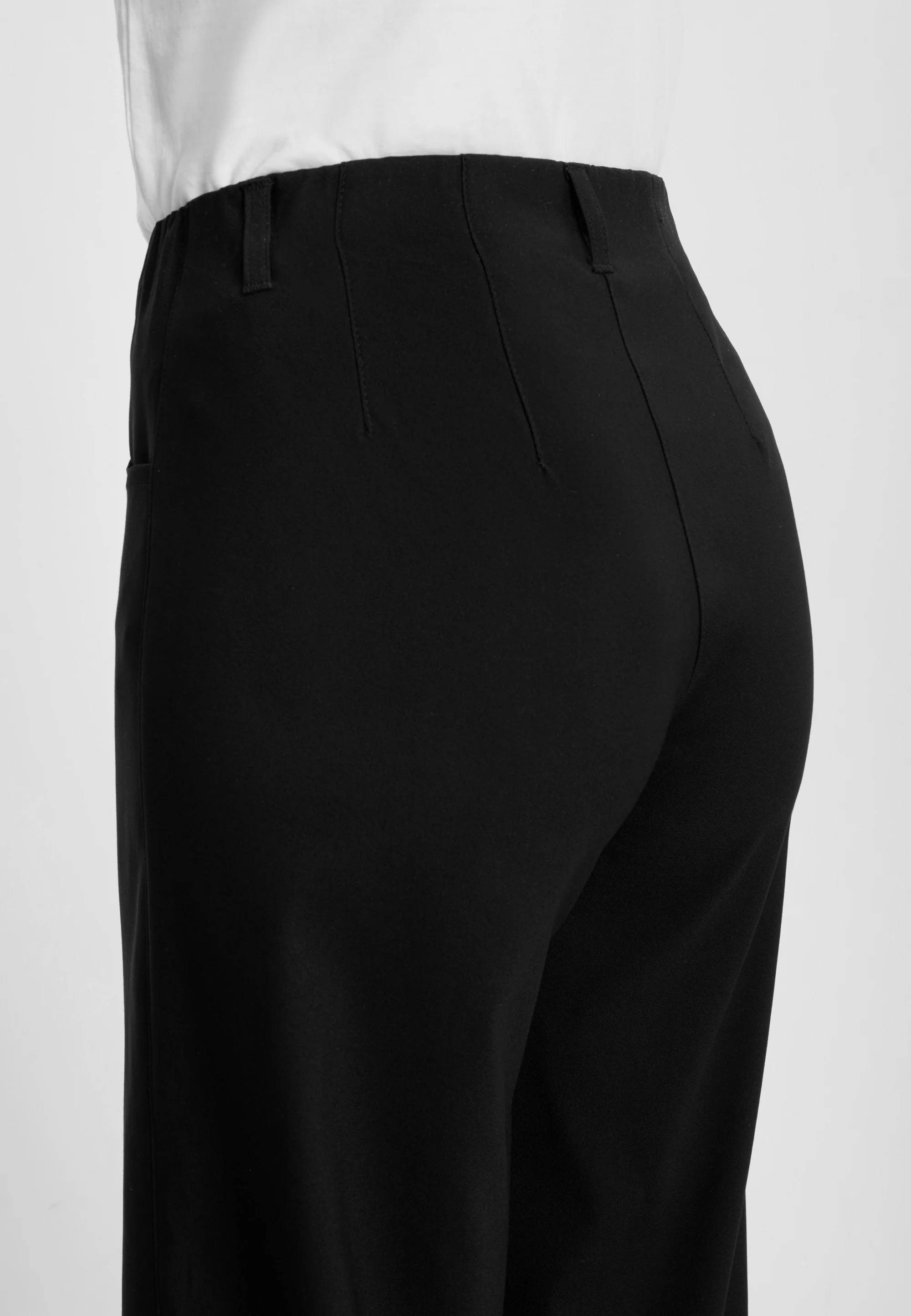 Donna Loose - Medium Length - Black - Image 4
