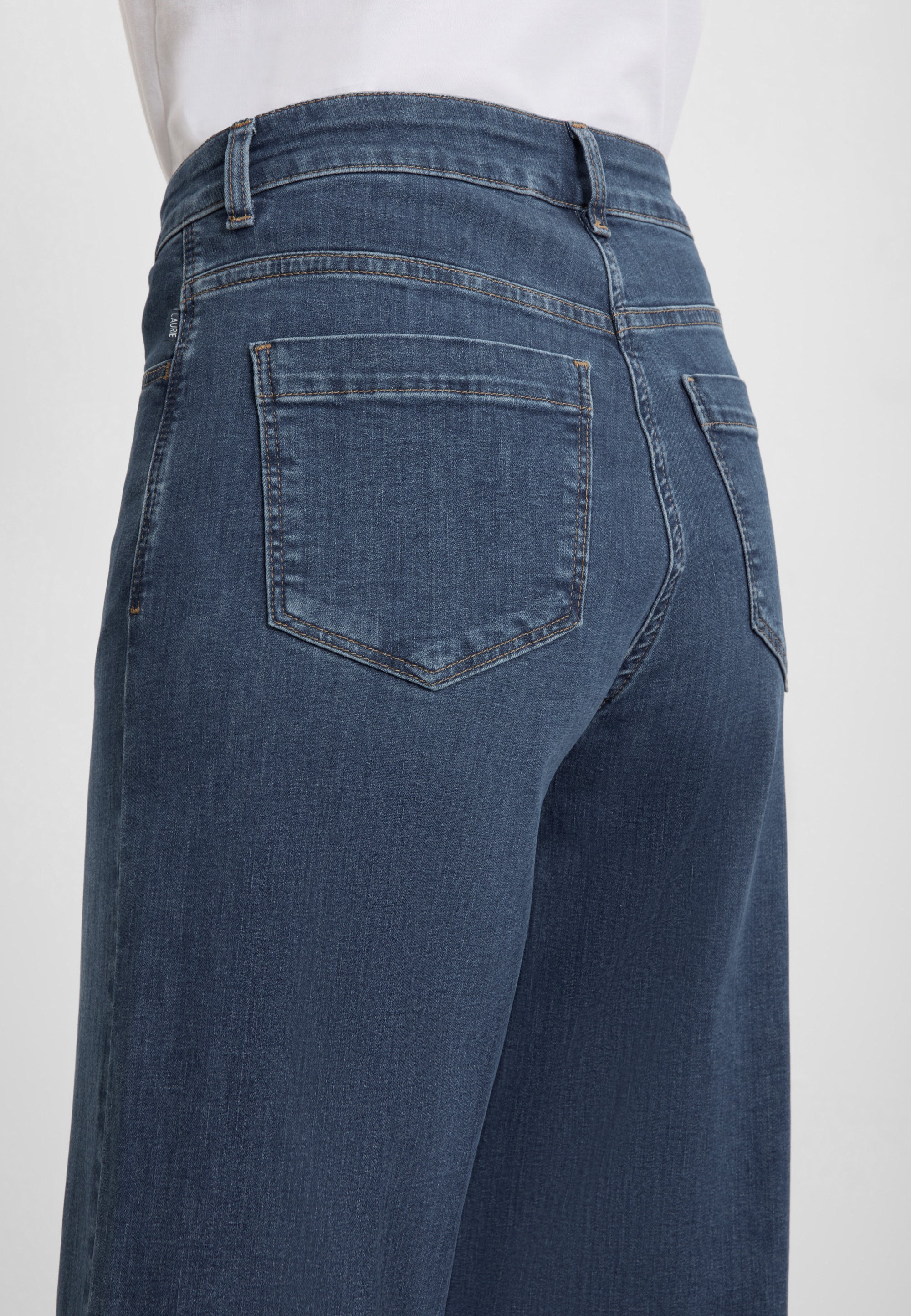 Carol Turn-up Loose - Cropped - Washed Blue Denim - Image 4