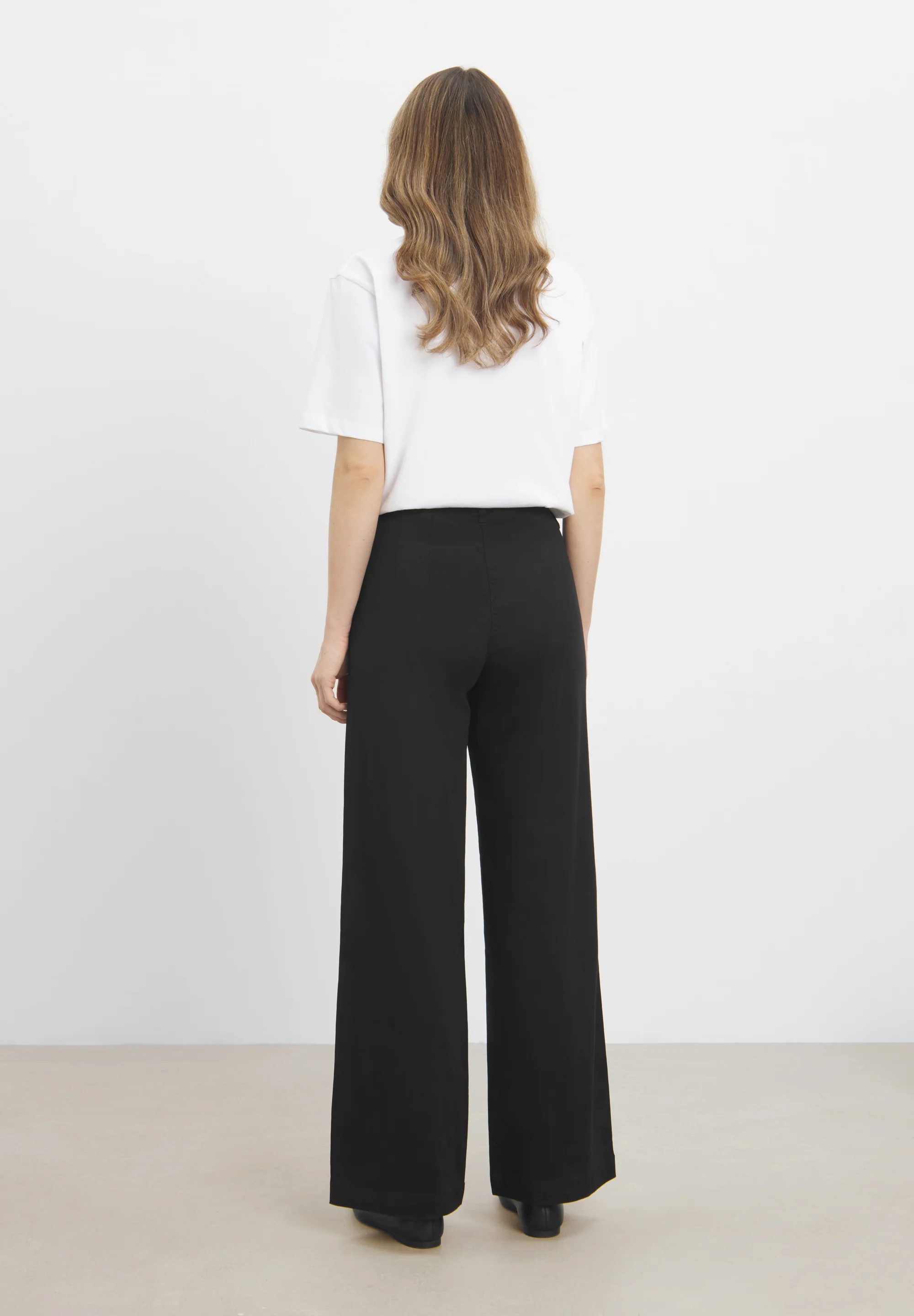 Donna Loose - Medium Length - Black - Image 2