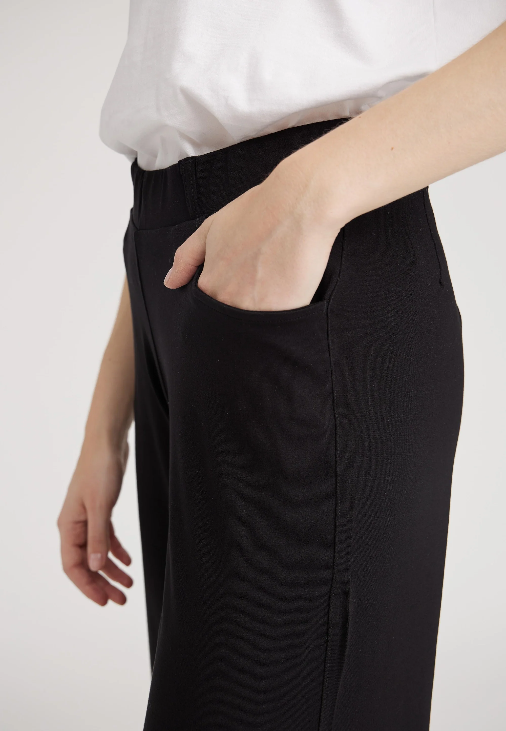 Donna Loose Jersey - Cropped - Black - Image 4