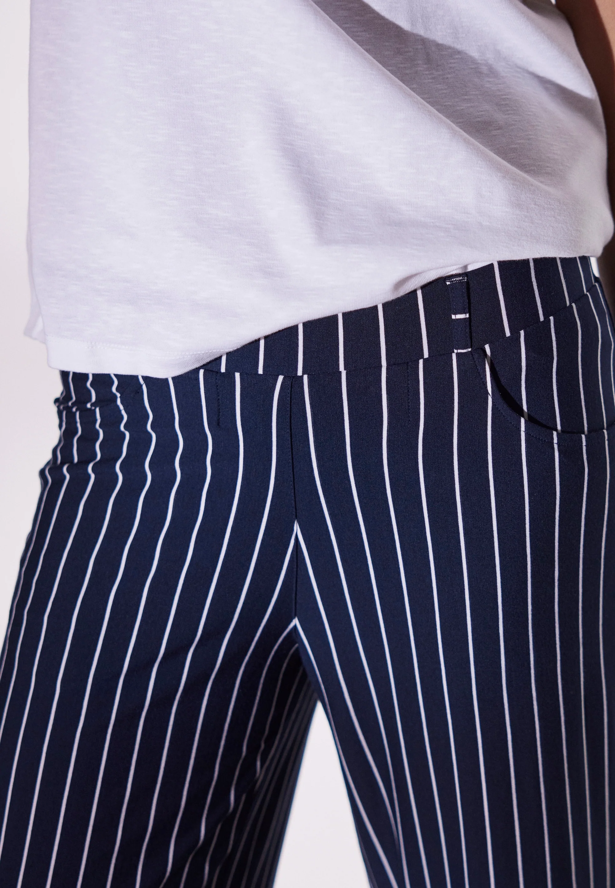 Donna Loose Jersey - Cropped - Navy Stripe - Image 4