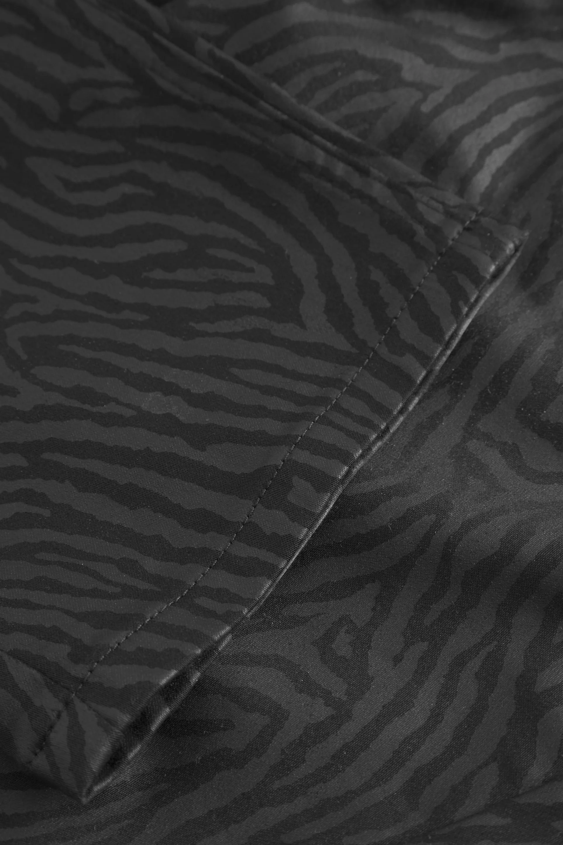 Hannah Regular XSL - Black Zebra Print - Image 5